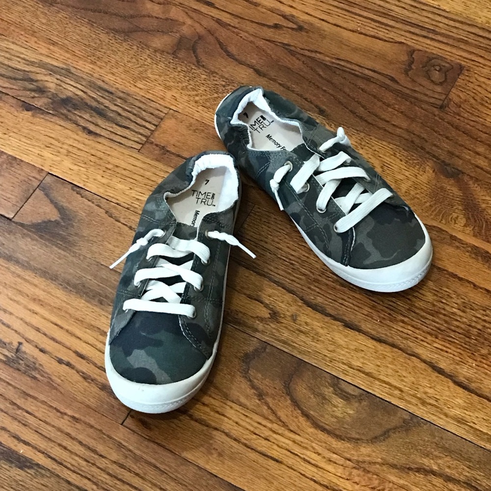 Time & Tru Camouflage Camo Slip On Sneaker Shoes
Washable - Memory Foam
Ladies 7 - Picture 6 of 13